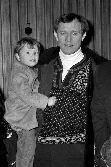 El actor Richard Harris, con su hijo en brazos Jared Harris, en una imagen de 1965.