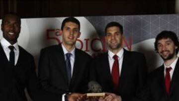 Llull, Mirotic, Ibaka y Reyes, con el premio cosechado en 2011.