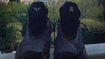 Rafa Nadal muestra las zapatillas que ha diseñado junto a Tiger Woods.