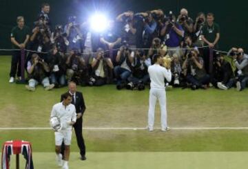 Novak Djokovic besa el trofeo tras ganar a Roger Federer la final del Campeonato de Wimbledon.