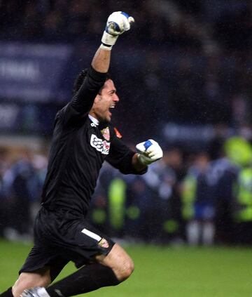 16 de Mayo de 2007, final de la Copa de la UEFA entre el Sevilla y el Espanyol disputada en Glasgow. En la imagen, Palop celebra la parada que les hizo campeones.