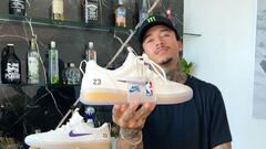 Nyjah Huston sujeta con una mano una zapatilla de su pro model Nike Sb Nyjah Free 2 con el colorway de Los Angeles Lakers - Lebron James. En la barra de bar de su casa, en California. En septiembre del 2021. 