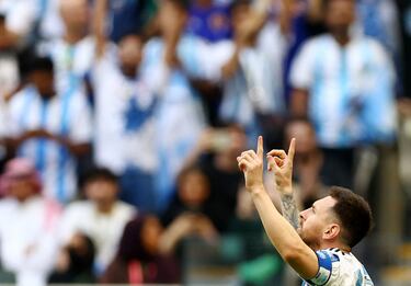 Argentina 1-0 Arabia Saudí | Lionel Messi anotó el primer tanto para Argentina desde los once metros. El colegiado tras revisar con el VAR un agarrón a Paredes señaló la pena máxina. EL '10' no falló. 