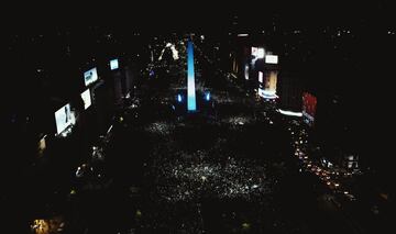 Numerosos aficionados de La Albiceleste salieron por las calles de Buenos Aires para celebrar el título de la Copa América conseguido ante el eterno rival, la selección brasileña. 