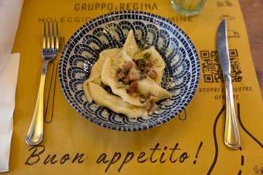 “¡Es un Santo, porque hace milagros!”, ríe Giuliana, antes de sacar un plato de casoncelli alla bergamasca: “Es su pasta favorita, aunque come de todo”. Y tras la sesión nos despide: “¡Mañana (por hoy) es un día histórico aquí! Suerte, pero no mucha”.
