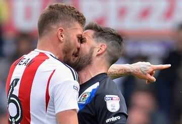 Harlee Dean de Brentford y Craig Conway de Blackburn Rovers se enfrentan durante el partido del Campeonato Sky Bet entre Brentford y Blackburn Rovers en Griffin Park el 7 de mayo de 2017 en Brentford, Inglaterra.Setterfield/Getty Images)  ***BESTPIX***