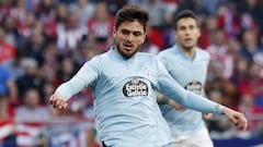 Okay Yokuslu golpea el bal&oacute;n durante el partido del Celta contra el Atl&eacute;tico en el Metropolitano. 