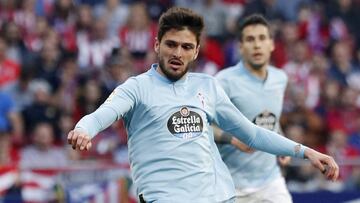 Okay Yokuslu golpea el balón durante el partido del Celta contra el Atlético en el Metropolitano.
