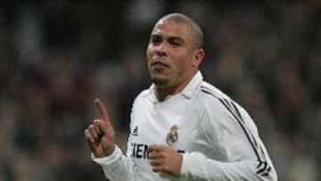 <b>APOYO DE SU COMPATRIOTA.</b> Ronaldo sigue teniendo la confianza de sus comapañeros, como el delantero Romario.