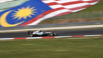 Rosberg con el Mercedes en Sepang.