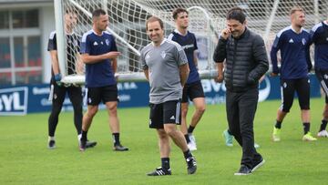 Jagoba Arrasate charla con Braulio tras un entrenamiento.