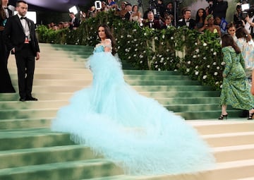 La cantante y actriz, Lea Michele, posa con un vestido azul de Rodarte.