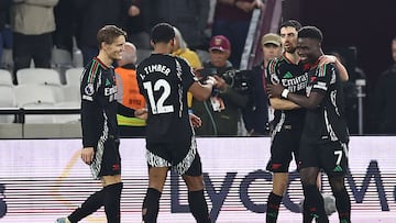 Arsenal's English midfielder #07 Bukayo Saka (R) celebrates with teammates after scoring their fifth goal from the penalty spot during the English Premier League football match between West Ham United and Arsenal at the London Stadium, in London on November 30, 2024. (Photo by HENRY NICHOLLS / AFP) / RESTRICTED TO EDITORIAL USE. No use with unauthorized audio, video, data, fixture lists, club/league logos or 'live' services. Online in-match use limited to 120 images. An additional 40 images may be used in extra time. No video emulation. Social media in-match use limited to 120 images. An additional 40 images may be used in extra time. No use in betting publications, games or single club/league/player publications. /