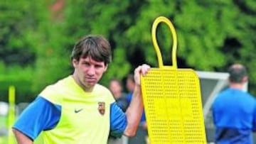 <b>EN RACHA. </b>Leo Messi lleva cinco goles y amenaza a Gustavo Munúa, el portero uruguayo del Málaga.