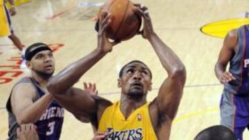 Los Lakers multan a Artest por llegar tarde al entrenamiento