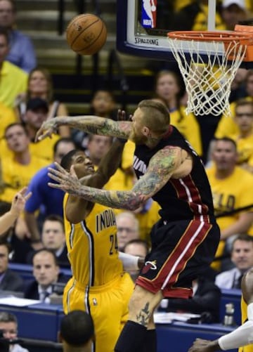 Chris Andersen, el 'pájaro' trata de impedir la canasta de Paul George.
