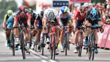 IEspectacular sprint en la primera etapa del Eneco Tour, en el que se impuso el italiano Elia Viviani, a la derecha.