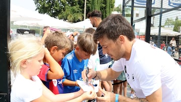 David Silva firma aut¨®grafos en el World P¨¢del Soccer de Marbella.