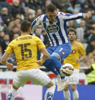 Lucas Pérez ante Héctor Moreno.