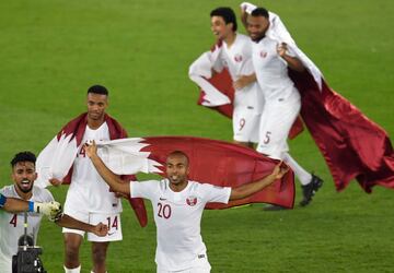Los jugadores de Qatar celebran en el césped su primera Copa de Asia.