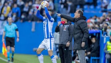 Etxeberria da instrucciones a sus jugadores en el duelo ante el Legan&eacute;s.