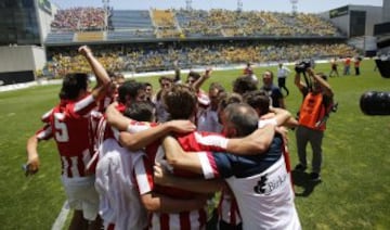 Los jugadores del Bilbao Athletic B celebran el ascenso a Segunda. 