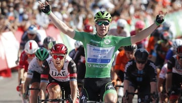 Jakobsen celebra su tercer triunfo en esta Vuelta.