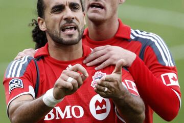 Pese a no ser centro delantero, el canadiense Dwayne De Rosario, marcó 104 goles en la MLS. El medio extremo de ascendencia guyanesa logró la máxima cantidad de sus tantos, 28, con el Toronto FC, equipo con el que posteriormente se retiraría en el 2014. Su primer club de la MLS fue el San Jose Earthquakes, donde logró marcar en 27 ocasiones. Después se iría al Houston Dynamo, club con el que consiguió 24 goles. Con el D.C. United marcó 23 veces en 3 temporadas entre el 2011-2013, pero antes había disputado 13 partidos con el New York Red Bulls donde pasó sin pena ni gloria marcando únicamente 2 goles. 