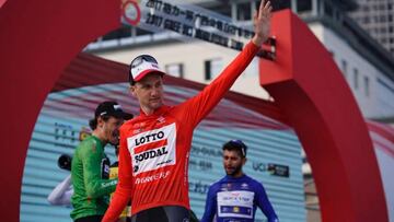 Tim Wellens, con el jersey de líder, saluda en el podio tras una etapa del Tour de Guangxi.