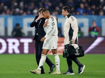 El delantero francs se retira del campo con los servicios mdicos del Real Madrid.