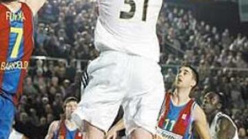 <b>DECISIVO</b> Este lanzamiento de Pat Burke, en la última décima de segundo, signifi có el 64-66 definitivo.