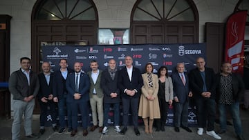 Alex Corretja, en el centro, antes de comenzar el Foro.