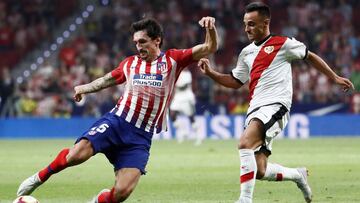 Savic corta un avance de Álvaro García en el encuentro de Liga entre el Atlético de Madrid y el Rayo Vallecano.