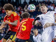 (L-R) Belgium's midfielder #06 Axel Witsel, Belgium's defender #05 Maxim De Cuyper and Mexico's defender #05 Johan Vasquez go up for a header during a friendly football match between Mexico and Belgium at Soldier Field in Chicago, Illinois, on March 31, 2026. (Photo by KAMIL KRZACZYNSKI / AFP)