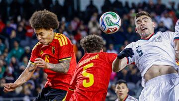 (L-R) Belgium's midfielder #06 Axel Witsel, Belgium's defender #05 Maxim De Cuyper and Mexico's defender #05 Johan Vasquez go up for a header during a friendly football match between Mexico and Belgium at Soldier Field in Chicago, Illinois, on March 31, 2026. (Photo by KAMIL KRZACZYNSKI / AFP)