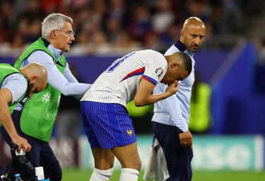 Kylian Mbappé recibe asistencia del cuerpo médico de la selección francesa.