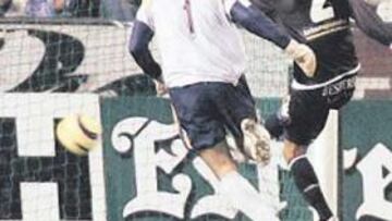 <b>ARMANDO SÁ SENTENCIÓ. </b>Con el Depor volcado en busca del empate, Armando Sá hizo o el 0-2.