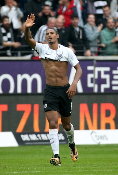 En las dos temporadas siguientes, 2017-2018 y 2018-2019, anotó 33 goles con el Eintracht, que lo fichó por 12M€.