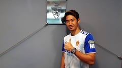 Kagawa posa con la camiseta del Real Zaragoza en las oficinas del club.