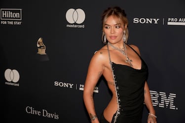 Karol G posa en la alfombra roja de la gala Pre-Grammy celebrada en el hotel Beverly Hilton de Los Ángeles.