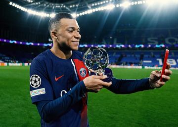 Kylian Mbappé se realiza un selfie con el trofeo de MVP del partido.