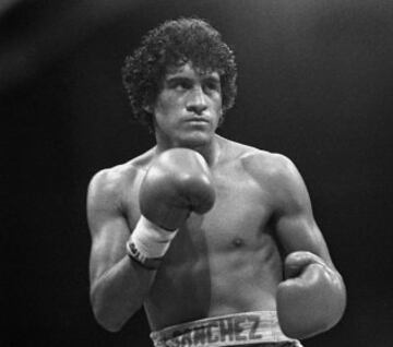 'Sal' fue uno de los más grandes deportistas mexicanos de la historia. Su victoria sobre el puertorriqueño Wilfredo Gómez en ocho rounds es uno de los momentos dorados del deporte de nuestro país. Su nombre se convirtió en leyenda el 12 agosto de 1982, cuando un choque en la carretera Querétaro-San Luis Potosí, a bordo de su Porsche, lo costó la vida a los 23 años. Con marca de 42 victorias y solo una derrota, siempre quedará la duda de qué tan grande habría sido la carrera del oriundo de Santiago Tianguistenco. 