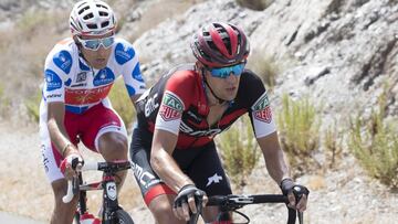 Richie Porte rueda junto a Luis &Aacute;ngel Mat&eacute; en la fuga de la sexta etapa de la Vuelta a Espa&ntilde;a 2018 con final en San Javier, a orillas del Mar Menor.