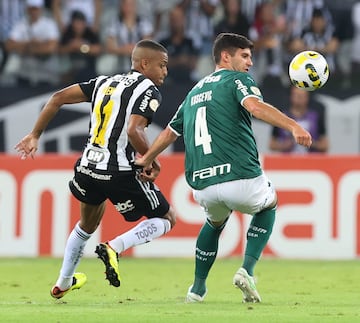 O jogador Benjamín Kuscevic, da SE Palmeiras, disputa bola com o jogador Keno, do C Atlético Mineiro, durante partida válida pela vigésima oitava rodada, do Campeonato Brasileiro, Série A, no Estádio Mineirão. (Foto: Cesar Greco)