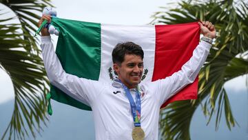 AMDEP5157. SAN SALVADOR (EL SALVADOR), 27/06/2023.- Alexis López de México posa con la medalla de oro hoy, en la prueba scull individual de remo masculino durante los Juegos Centroamericanos y del Caribe en San Salvador (El Salvador). EFE/ José Jácome
