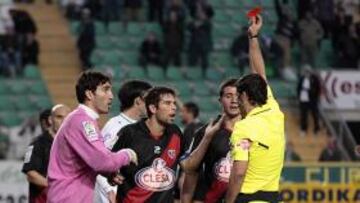 <b>ESTUPEFACTO. </b>Miranda muestra la roja al incrédulo Coke. A la derecha se ve que la falta la hizo Amaya.