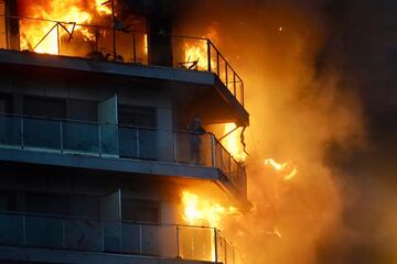 Un incendio de grandes dimensiones arrasa un edificio de 14 plantas generando una gran columna  de fuego y una densa humareda dificultano a los bomberos las labores de extición.