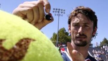 Ferrero solventa por la vía rápida su pase a la segunda ronda