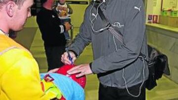 <b>LA EXPEDICIÓN DEL VALLADOLID LLEGÓ POR LA TARDE A ALMERÍA. </b> La expedición del Valladolid, encabezada por Mendilibar, llegó ayer por la tarde a la capital almeriense. El equipo hará noche en el hotel Tryp Indalo, desde donde se dirigirá al estadio al mediodía de hoy. En la imagen vemos a Borja firmando un autógrafo a un seguidor.