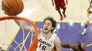 <b>PARTIDO GRIS DE LOS LAKERS. </b>Pau Gasol, que no anotó su primera canasta hasta el minuto 17, penetra ante la oposición del 'heat' Erick Dampier.